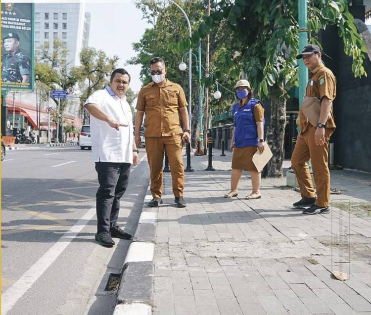 Dinas SDABMBK Medan Perbaiki Trotoar Seputaran Lapangan Benteng