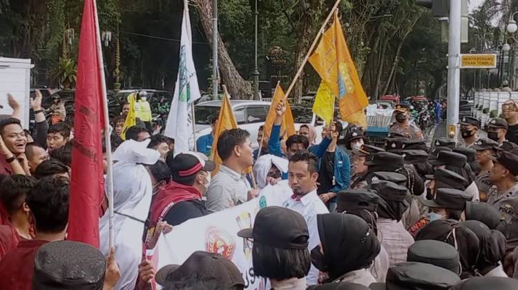 Polisi Kawal Demo Mahasiswa Cipayung Plus Sumut di Kantor Walikota Medan