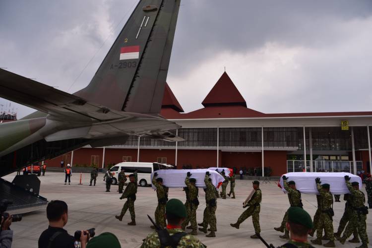Panglima TNI Sambut Kedatangan Jenazah TNI Korban Kontak Tembak di Papua