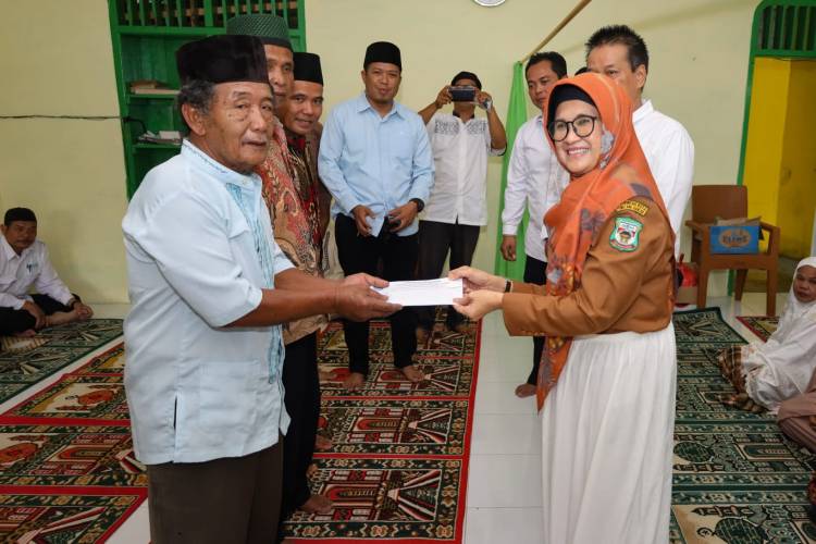 Walikota Pematang Siantar Bersama Dirut Perumda Tirta Uli Silaturahmi dan Serahkan Bantuan ke Musholla Amaliyah