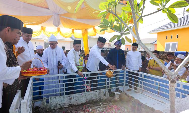  Berada di Ladang Warga, Ijeck Beri Perhatian ke Makam Guru Patimpus