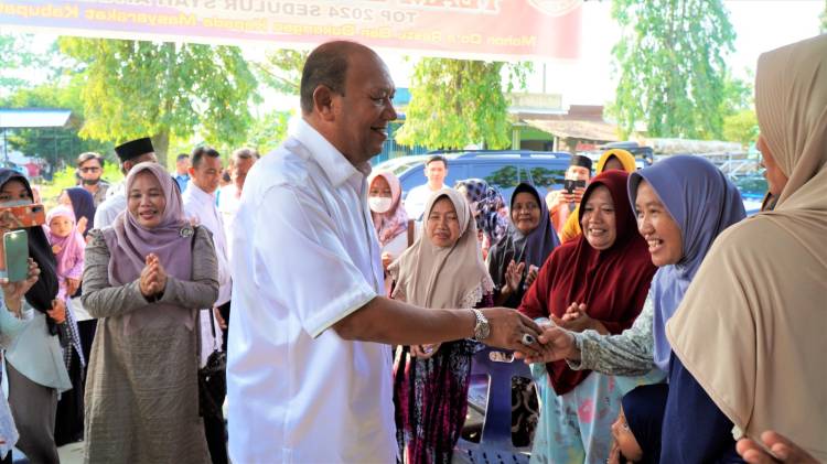 Plt Bupati Langkat Bagikan 300 Paket Sembako untuk Masyarakat Terdampak Abu Pembangunan Tol