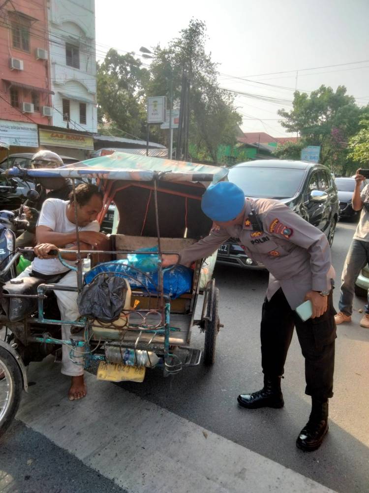 Propam Polrestabes Medan Bagikan Nasi Kotak kepada Warga Menjelang Berbuka Puasa