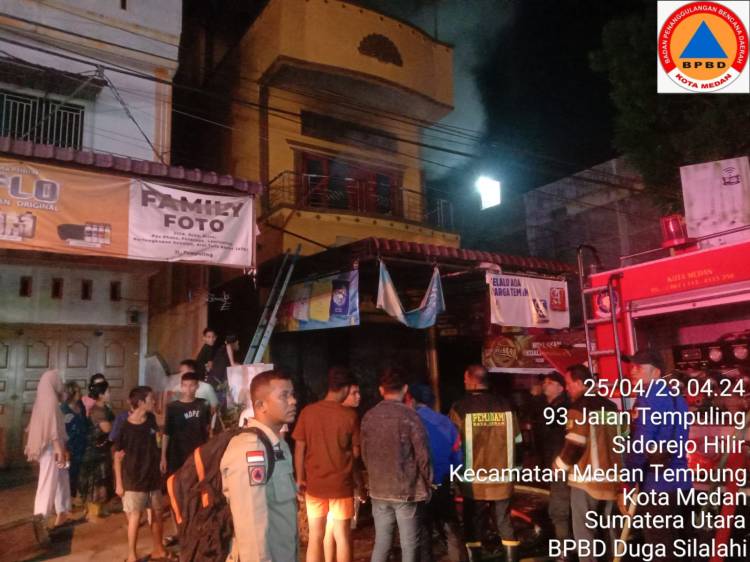 Ruko Tiga Lantai di Tempuling Terbakar