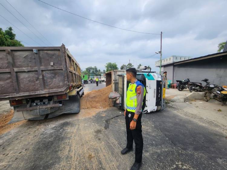 Truk Barang Terbalik di Pancur Batu, Sebabkan Kemacetan Mudik