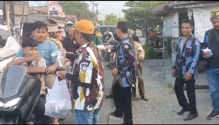 PAC IPK Patumbak Bagikan Takjil kepada Pengendara dan Warga Sekitar Jalan Balai Desa