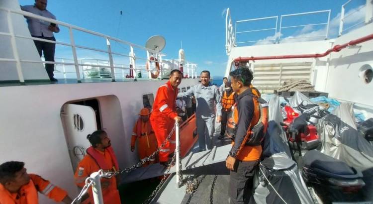 Bakamla RI Evakuasi ABK Kapal Tanzania Terbakar di Perairan Pulau Timor