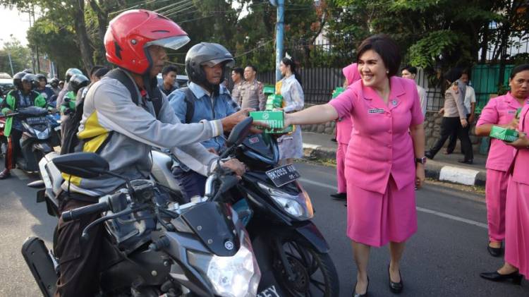 Ketua Bhayangkari Cab Kota Besar Medan Berbagi Takjil di Depan SPBU Jalan HM Said Medan