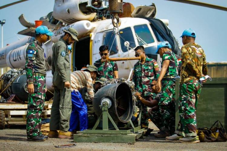 Satgas Kizi TNI Konga XXVII-J Minusca Car Bantu Proses Maintenance Helikopter Pakistan Aviation