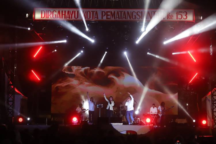 Walikota Bersama Masyarakat Saksikan Pesta Rakyat dalam Rangka Hari Jadi ke-153 Kota Pematangsiantar