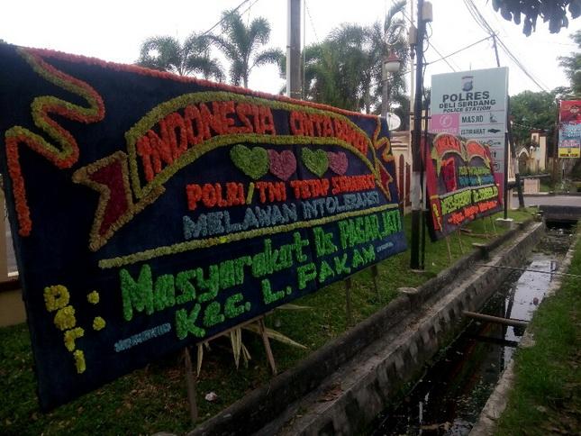 Papan Bunga Dukungan TNI/Polri Terpampang di Mapolres Deli Serdang
