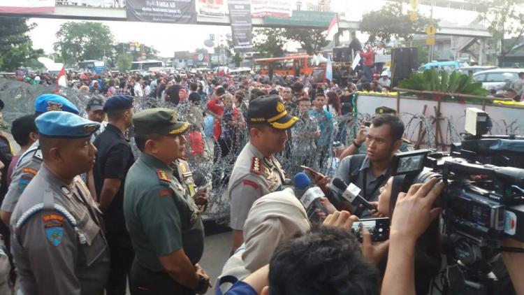 Begini Kronologi Polisi Bubarkan Massa Pro Ahok di Pengadilan Tinggi Jakarta Pusat