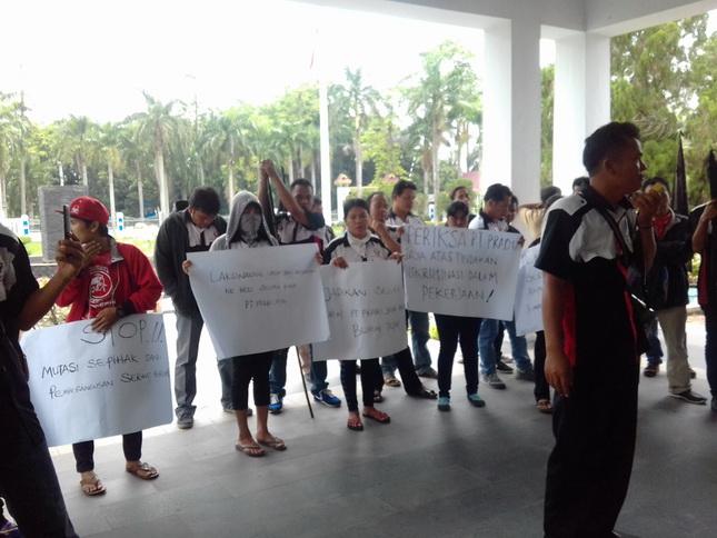 Puluhan Buruh SBSU Demo Kantor DPRD Deli Serdang