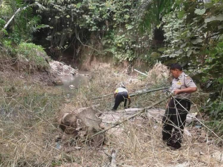 Antisipasi Banjir, Polisi Gandeng Warga Bersihkan Sampah di Sungai