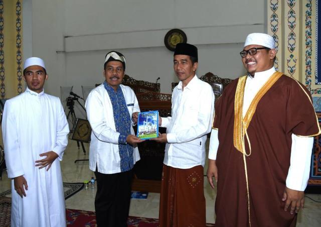 Presiden Jokowi Sholat Tarawih di Masjid Andalusia, Sentul