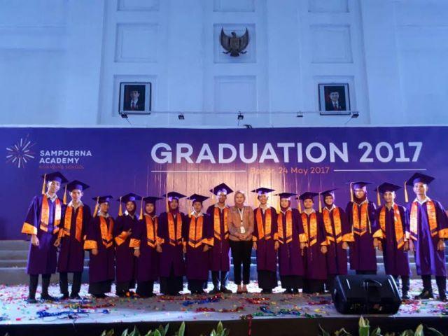 Penerima Beasiswa Pelindo 1 Lulus dari Sampoerna Academy