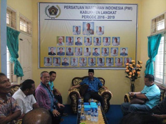 Balon Bupati Irham Sambangi Kantor PWI Langkat
