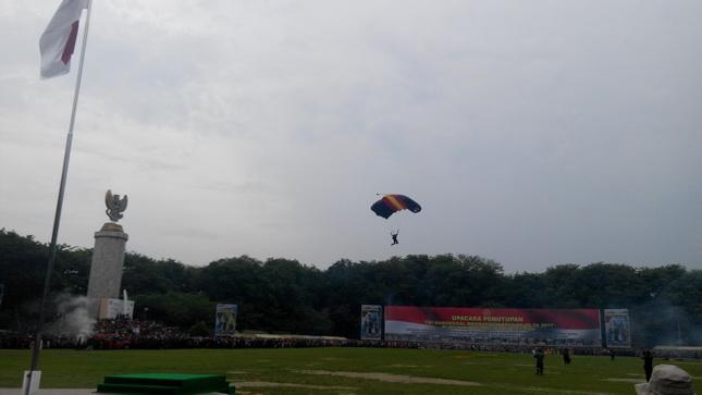 Terjun Payung Meriahkan Penutupan TMMD ke-98