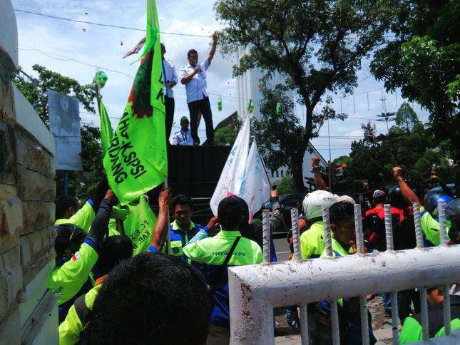 Buruh Ancam Boikot Pencalonan Erry Nuradi dan Minta Kadisnaker Provsu dan Dirut PT Perkebunan Dicopot