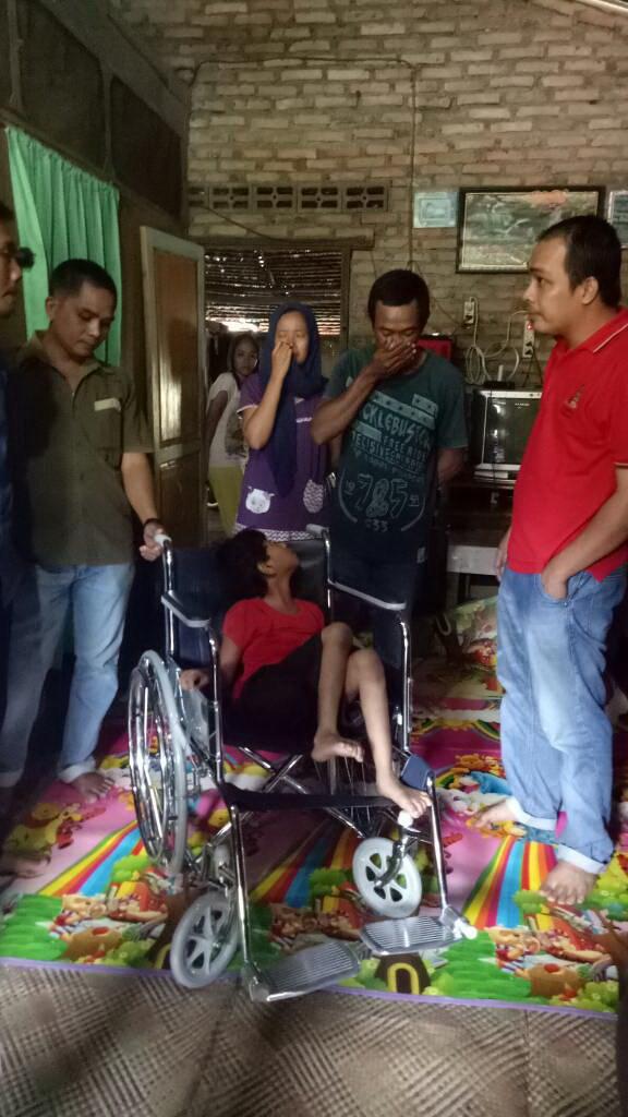 Bantuan Kursi Roda Buat Nangis Bahagia Keluarga Ini