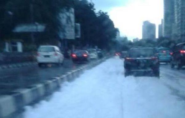 Bukan Salju yang Ada di Jalan Sudirman Jakarta, Namun Buih Busa
