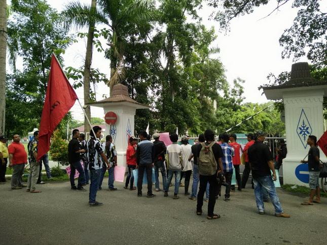 Massa Demo Kantor Bupati Deli Serdang Tuntut Galian C Ditutup