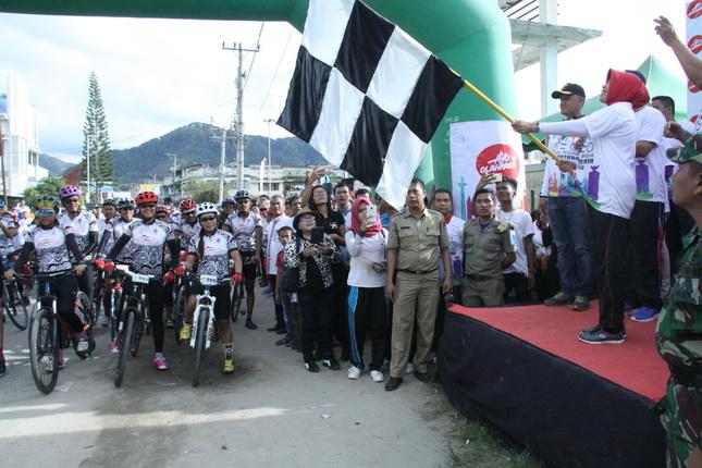 Meriahkan GPN 2017, Wagub Sumut Ikut Jalan Sehat Telusuri Pesona Danau Toba