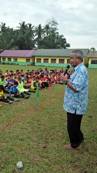 Djohar Arifin Resmikan Sekolah Sepak Bola Air Hitam di Langkat