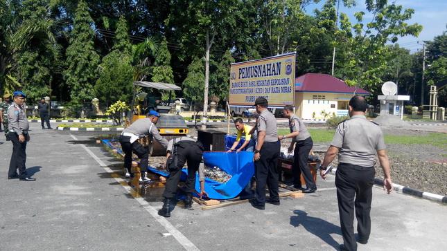 Polres Langkat Musnahkan 364 Botol Minuman Keras