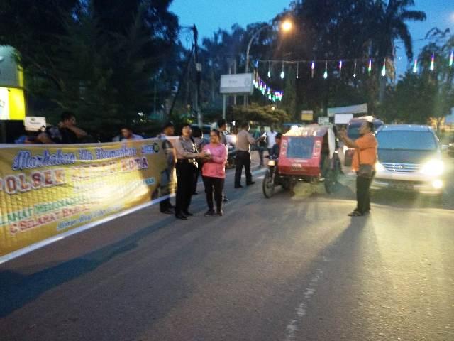 Polsek Medan Kota Bagikan Takjil kepada Warga yang Melintas