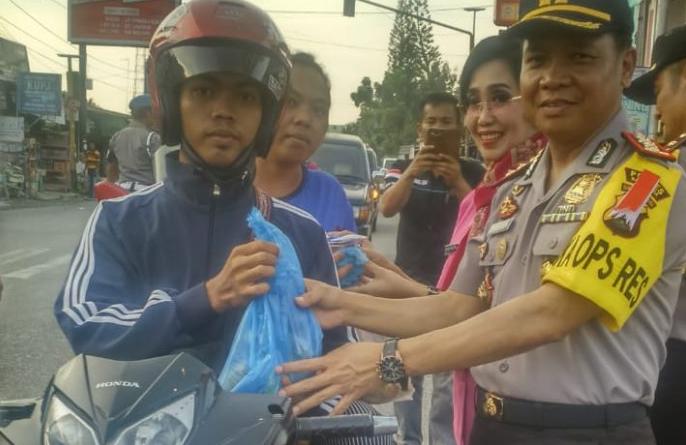 Jelang Buka Puasa, Polres Batubara Bagikan Nasi Bungkus di Jalinsum