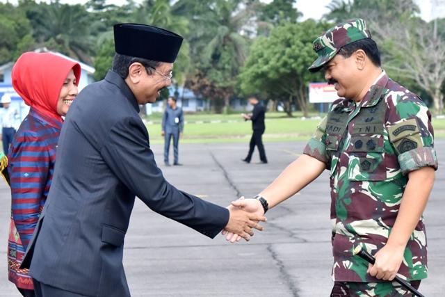 Gubsu Erry Sambut Panglima TNI di Lanud Soewondo