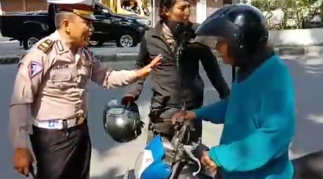 Dicaci Maki, Polisi Ini Tetap Tilang Pelanggar Lalu Lintas di Persimpangan Jalan Bambu-Putri Hijau Medan