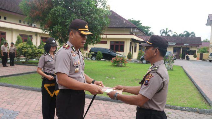 Kapolres Deli Serdang Beri Penghargaan kepada Personil Teladan 