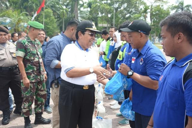 Peringati May Day, Pemkab Deli Serdang Bagikan Paket Sembako kepada Buruh