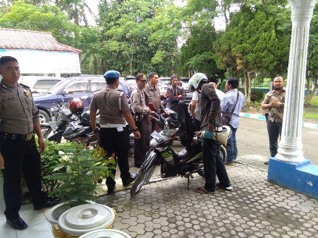 Massa Tuntut KPU Sosialisasikan Kolom Kosong Pilkada Deli Serdang