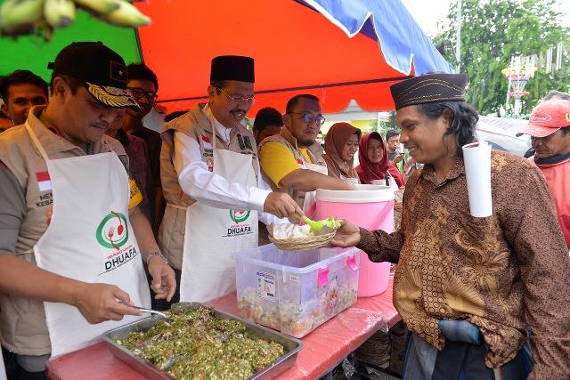 Hadiri Kegiatan Warung Dhuafa PWM Sumut, Gubsu Layani Makan Siang Warga