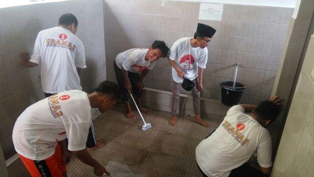 Jelang Ramadhan, Relawan Eramas dan Masyarakat Bersihkan Masjid di Medan
