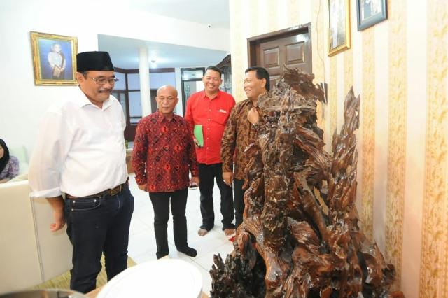 Djarot Saiful Hidayat Kagumi Kerajinan Kayu Bupati Madina