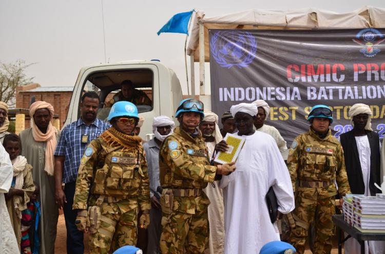 Satgas Yon Komposit TNI Konga XXXV-D UNAMID Serahkan Bantuan ke Warga Sudan