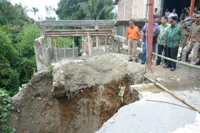 Longsor di Perbatasan Sibolangit-Birubiru, Plt Bupati Perintahkan Kadis PUPR Perbaiki Jalan