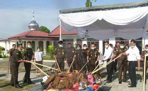 Kejari Deliserdang Musnahkan Barang Bukti