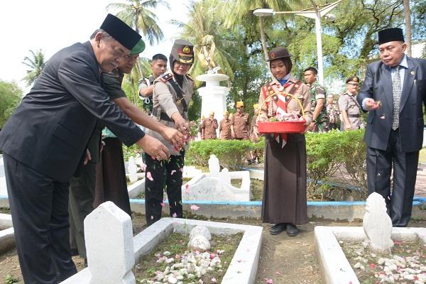 Peringatan Hari Kebangkitan Nasional, Wabup Deli Serdang Ziarah ke Makam Pahlawan