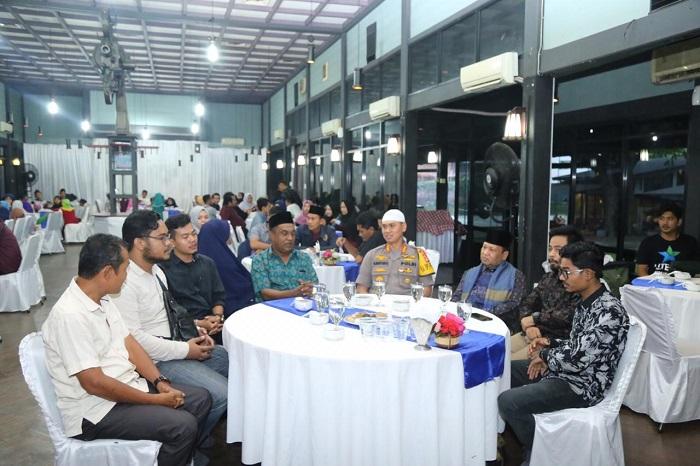 Kapolrestabes Medan Buka Puasa Bersama BEM Nusantara di Medan Club 