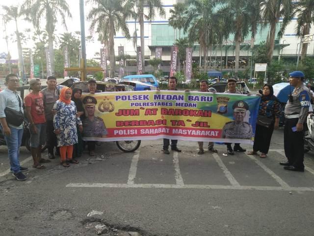 Polisi Sahabat Masyarakat, Polsek Medan Baru Bagikan Takjil ke Warga