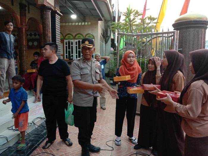 Kapolrestabes Medan Bagikan Nasi Kotak di Jumat Barokah