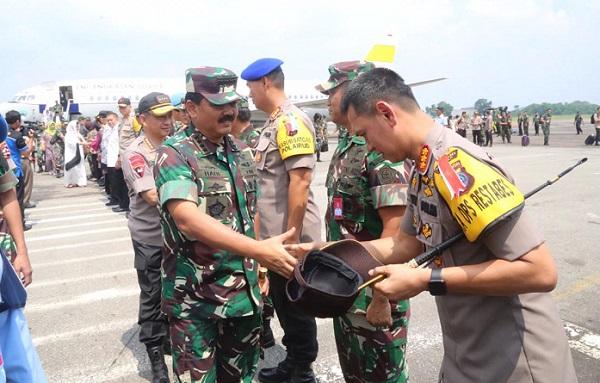 Safari Ramadhan, Kapolretabes Medan Sambut Kedatangan Panglima TNI dan Kapolri di Lanud Soewondo Medan