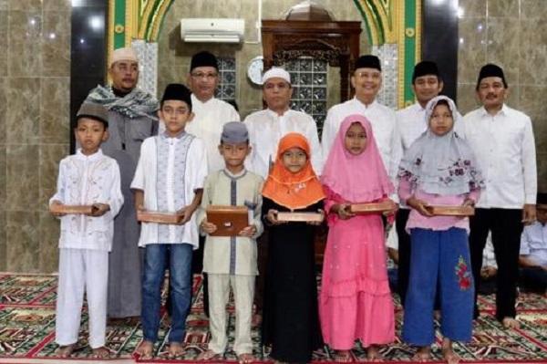 Sahur dan Salat Subuh Bersama Warga Tembung, Walikota Medan Ajak Warga Perkuat Persatuan Pasca Pemilu   