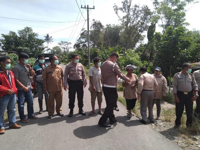Erupsi Sinabung, Polres Simalungun Bagikan Masker kepada Masyarakat Kecamatan Raya