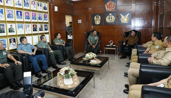 Penyerahan Penghargaan dan Piagam Secara Simbolis dari Mendagri kepada Kasum TNI